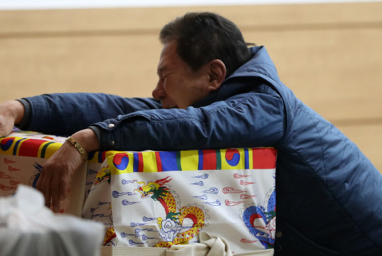 이렇게는 못 보내  23일 오전 충북 스포츠센터 화재 피해자의 첫 발인식이 엄수된 제천 제일장례식장에서 고인의 남편이 관을 붙든 채 오열하고 있다. 2017.12.23